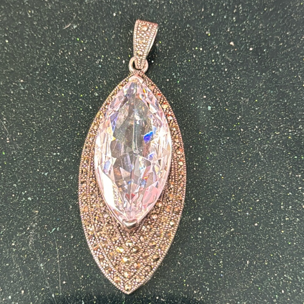 Beautiful vintage sterling silver marcasite pendant